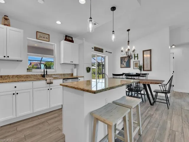 Kitchen w/ Breakfast Bar