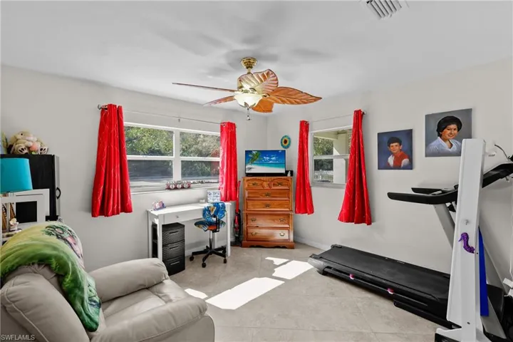 Sitting room or 2nd bedroom