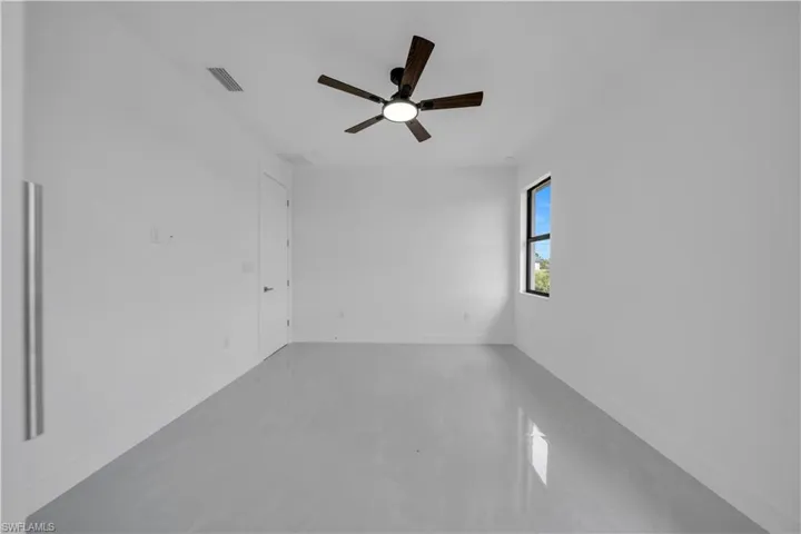 Unfurnished room featuring concrete floors and ceiling fan