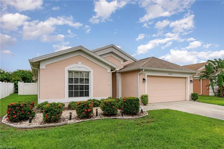 View of front of house featuring stucco siding, a garage, and driveway