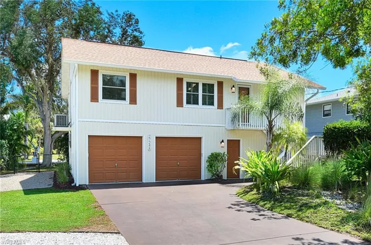 Front of house with boat/RV storage parking space