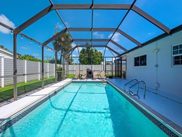 1195  14th N AVE, Naples, FL 34102