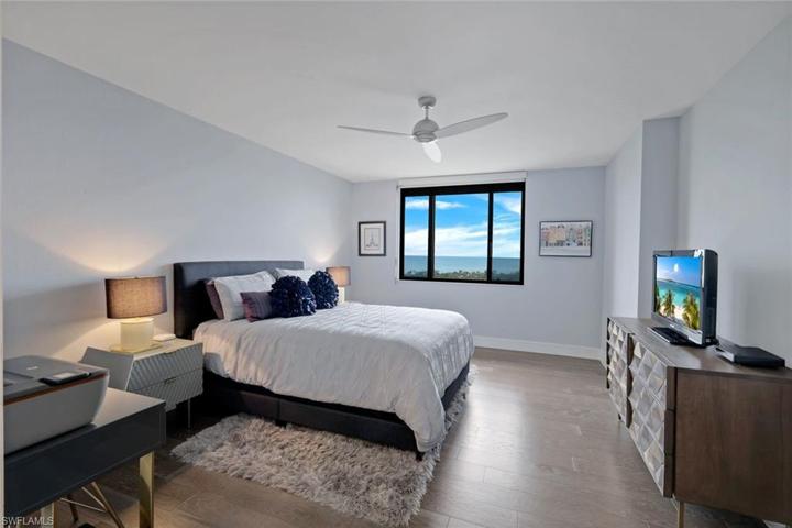 Huge second bedroom, with access to a full bath, overlooking the bay.
