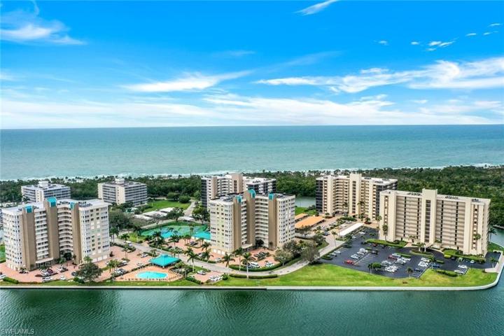 Walk to the beach, enjoy pickleball, tennis and bocce ball. This is the perfect place to grab a kayak - manatee, dolphin and other wildlife can be observed from the peaceful bay.