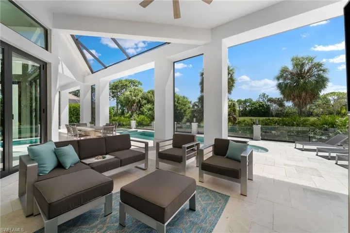 Sunroom / solarium with ceiling fan