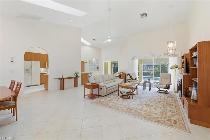 Wow ! Soaring Vaulted Ceiling + 2 Huge Skylights