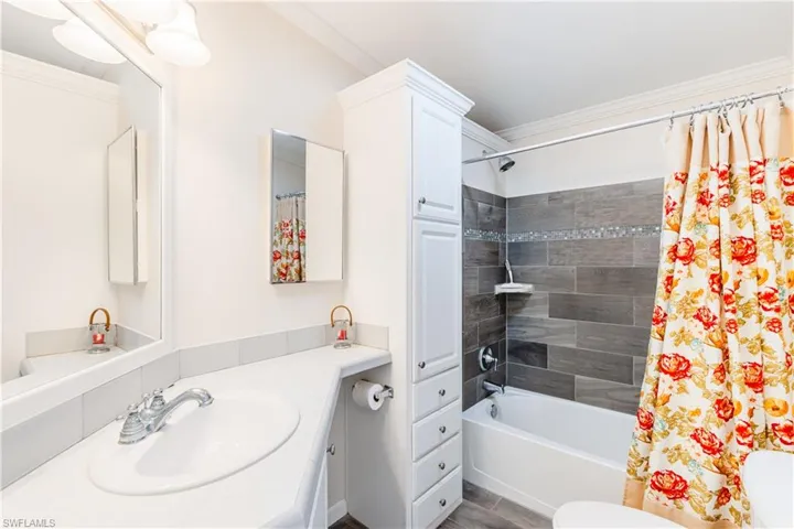 Full bath with crown molding, shower / tub combo, toilet, and vanity