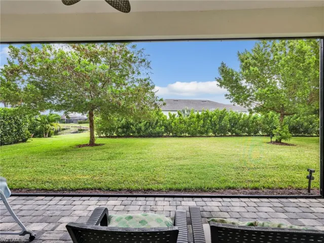 Huge yard with room for a poo!