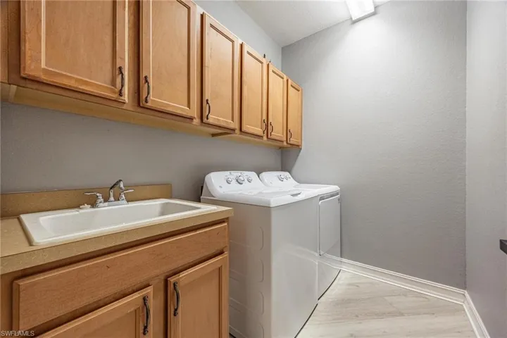 Laundry room w utility sink