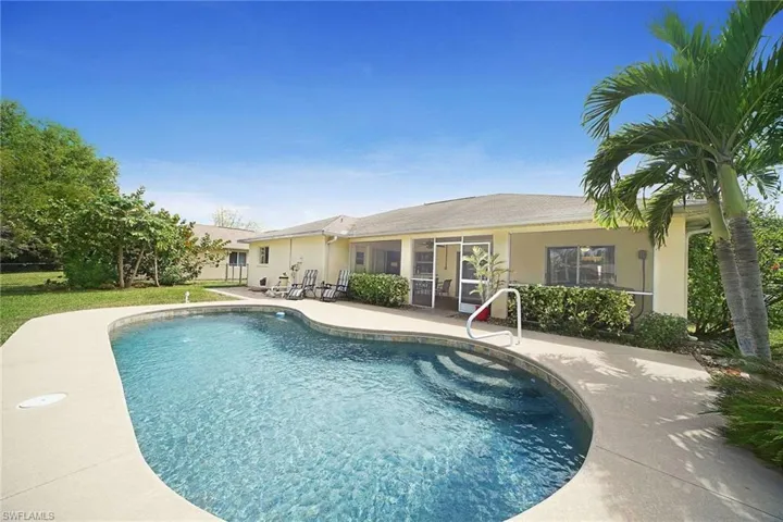 Swimming pool with electric heater