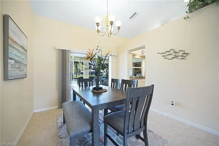 Dining area w/ seating for 6