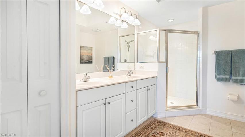 Owners bath with dual sinks