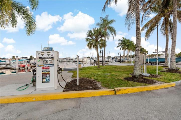 525  Newport  DR, Naples, FL 34114