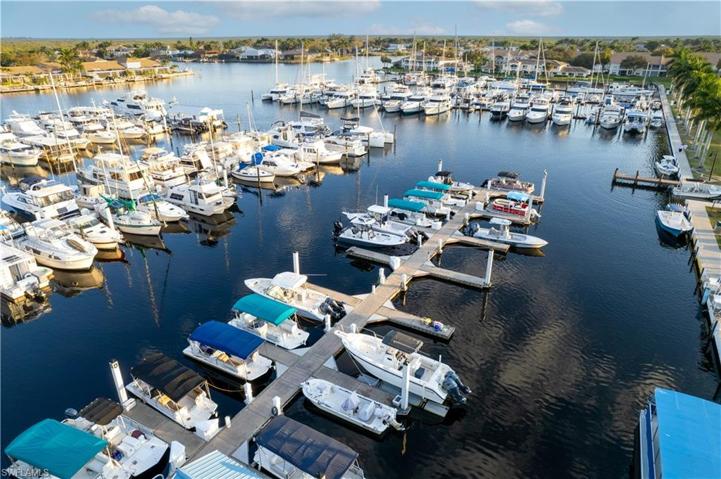 525  Newport  DR, Naples, FL 34114