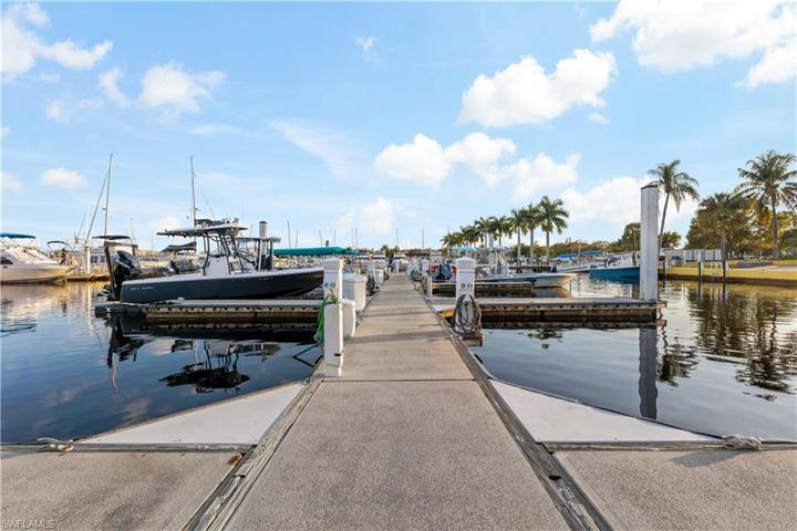 525  Newport  DR, Naples, FL 34114