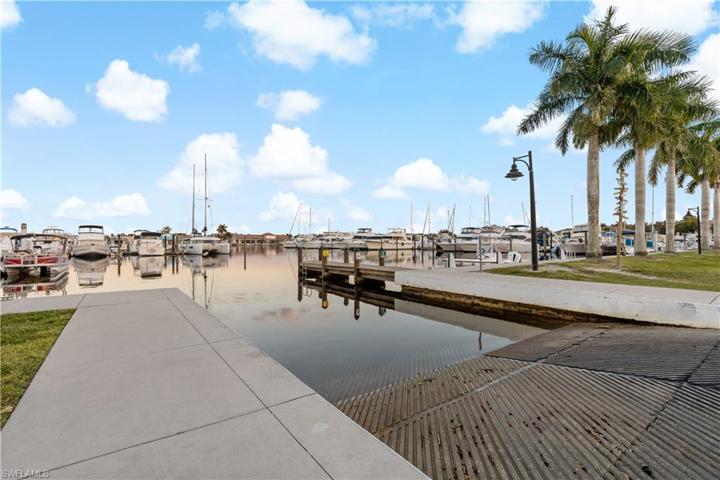 525  Newport  DR, Naples, FL 34114