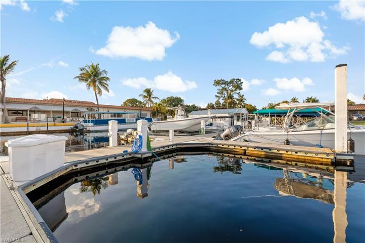 525  Newport  DR, Naples, FL 34114
