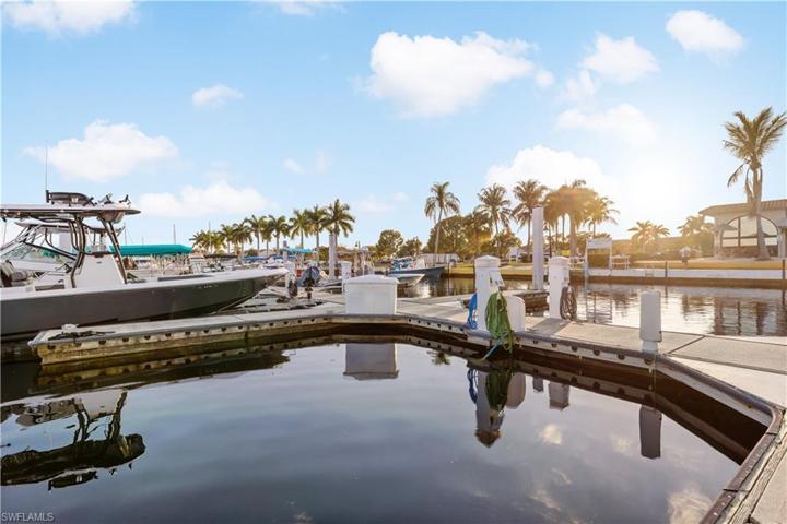 525  Newport  DR, Naples, FL 34114