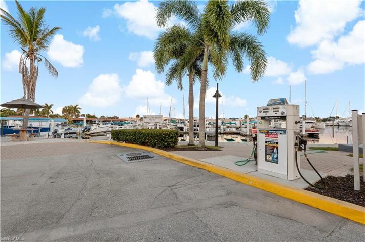 525  Newport  DR, Naples, FL 34114