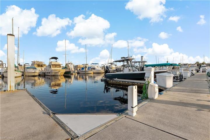525  Newport  DR, Naples, FL 34114