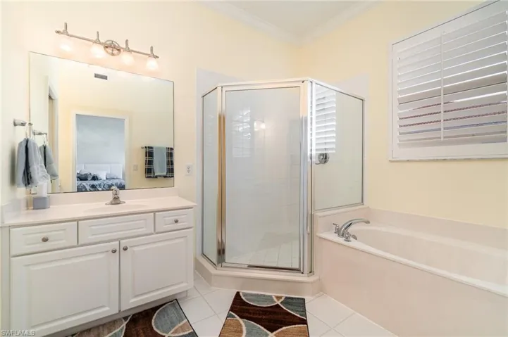 separate shower and tub, and crown molding