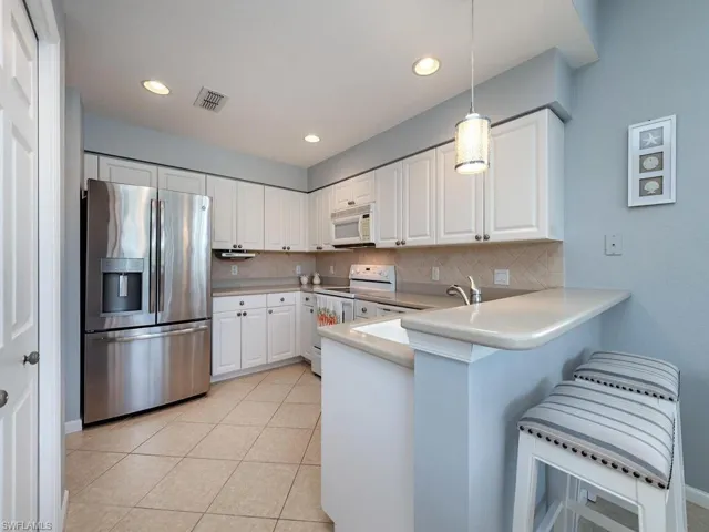 Kitchen with breakfast bar