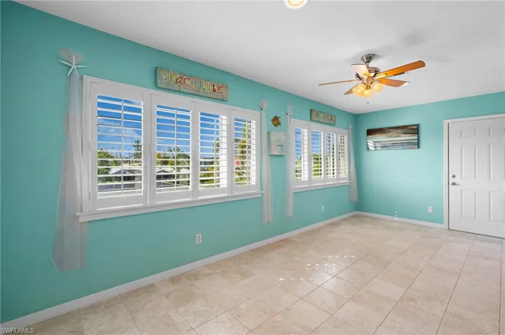 Airy & bright Florida room -Virtually enhanced