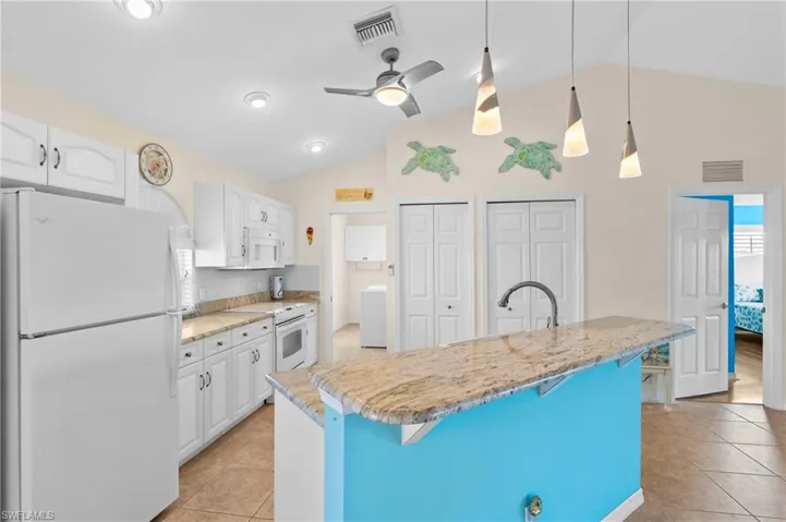 Kitchen with island - perfect for entertaining -Virtually enhanced