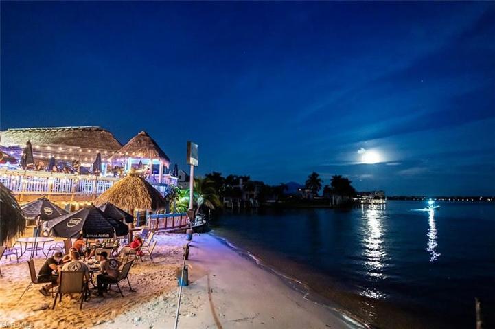 Boathouse Tiki Bar & Grill