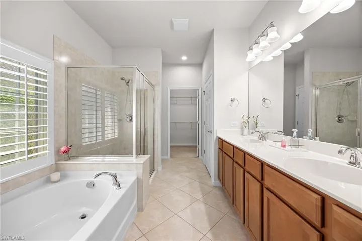 8590  Veronawalk  CIR, Naples, FL 34114