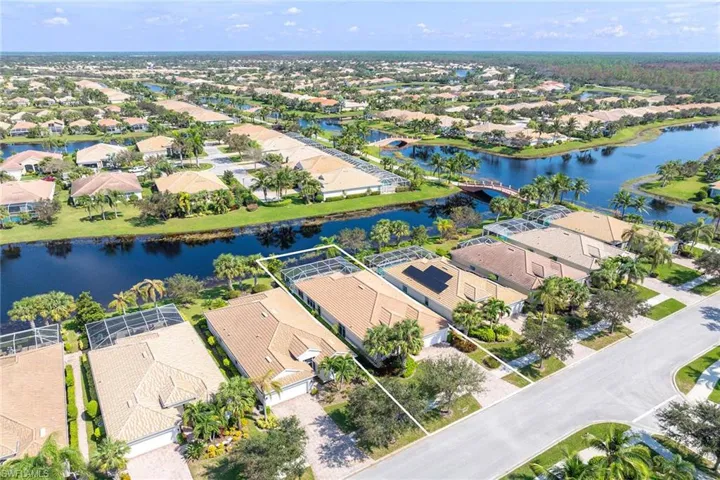 8590  Veronawalk  CIR, Naples, FL 34114