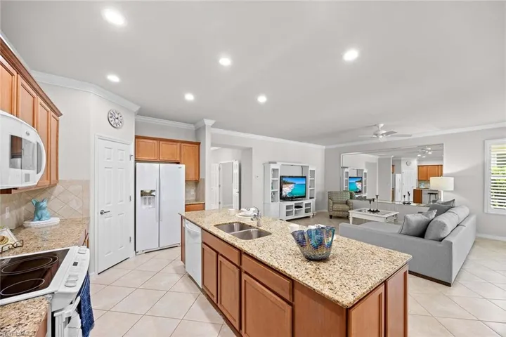 8590  Veronawalk  CIR, Naples, FL 34114