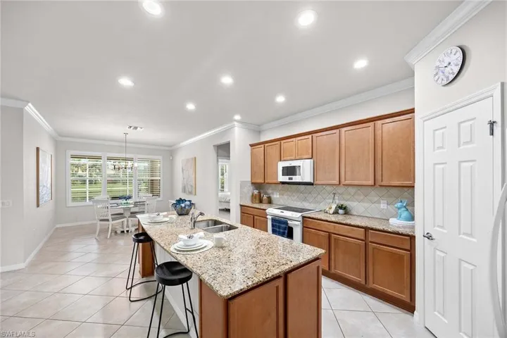 8590  Veronawalk  CIR, Naples, FL 34114