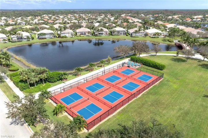 8590  Veronawalk  CIR, Naples, FL 34114