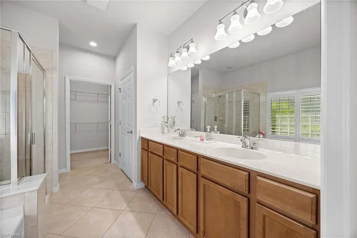 8590  Veronawalk  CIR, Naples, FL 34114