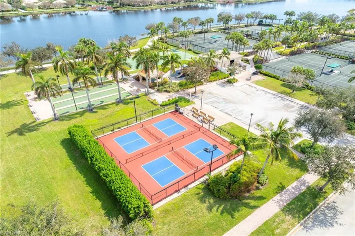 8590  Veronawalk  CIR, Naples, FL 34114