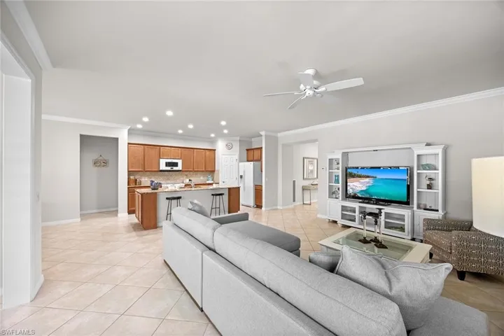 8590  Veronawalk  CIR, Naples, FL 34114