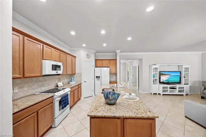 8590  Veronawalk  CIR, Naples, FL 34114
