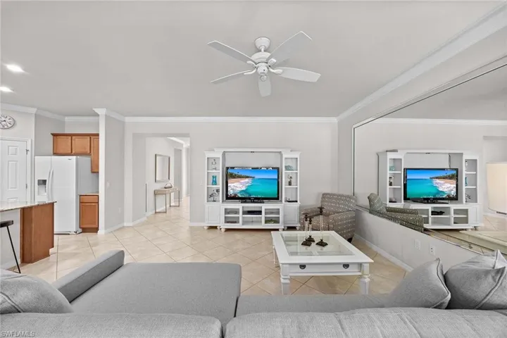 8590  Veronawalk  CIR, Naples, FL 34114