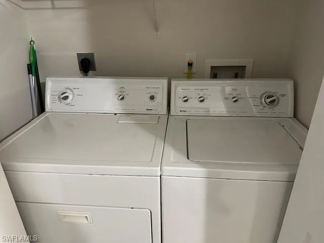 Clothes washing area with independent washer and dryer