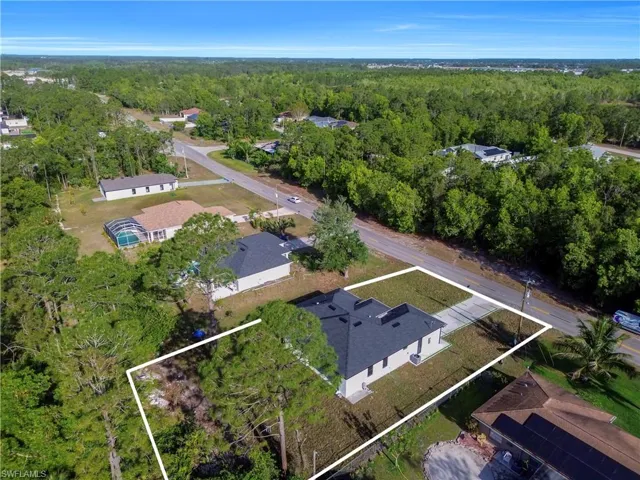 Bird's eye view featuring a wooded view