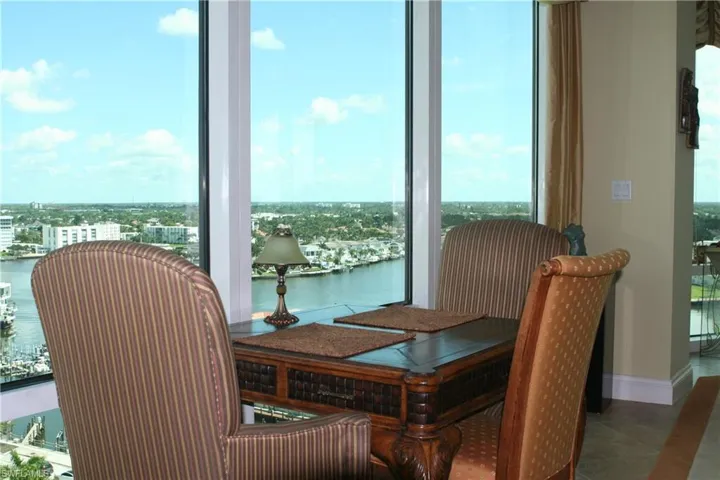 Breakfast space with water view