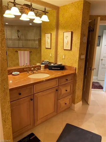 His and her's seperate sinks and vanities in master bathroom