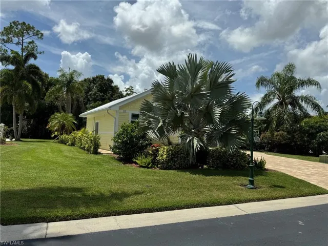 View of front facade with a front lawn