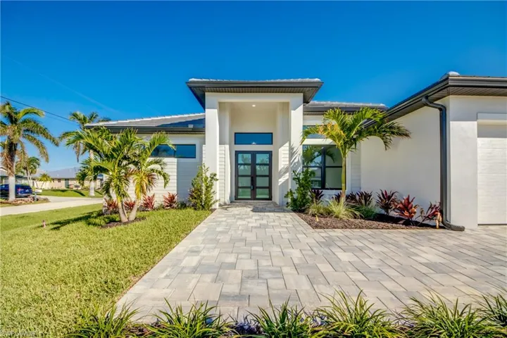 Entrance to property with a yard