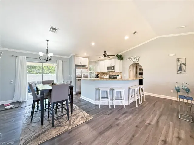 Dining area and Breakfast Bar
