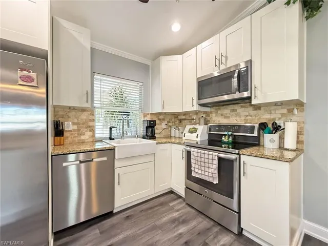 Farmhouse Sink - Shaker Cabinets