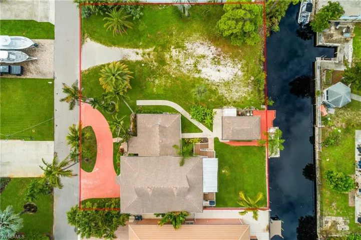 INCLUDES EXTRA BUILDABLE LOT!