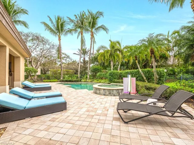 Large pool deck for entertaining