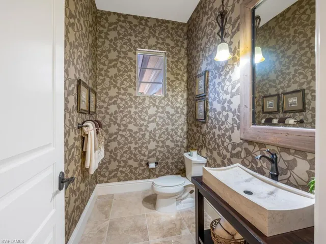 Powder bath on the first floor
